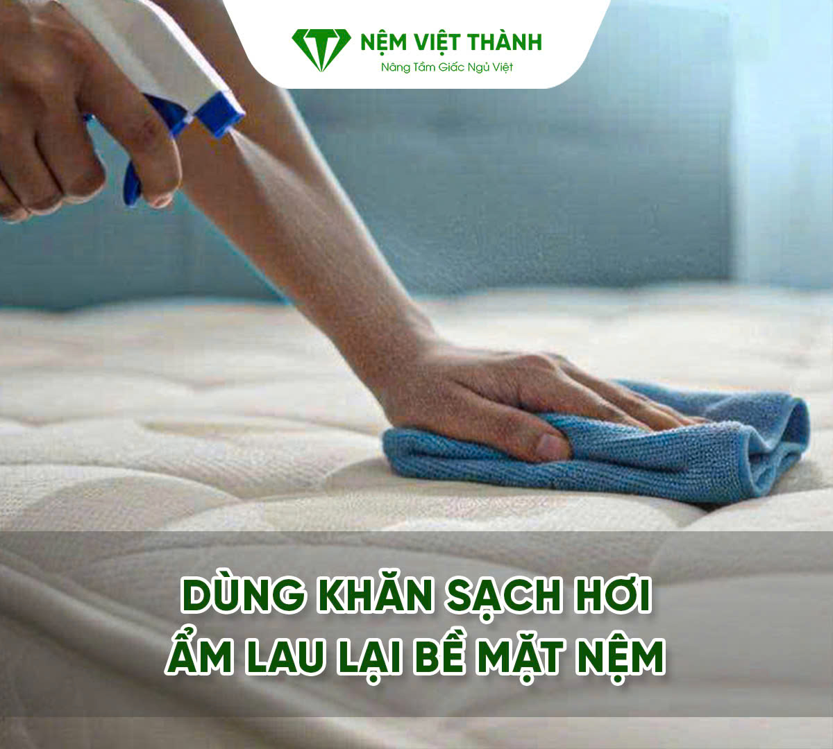 Dùng khăn sạch để lau lại nệm trước khi nằm