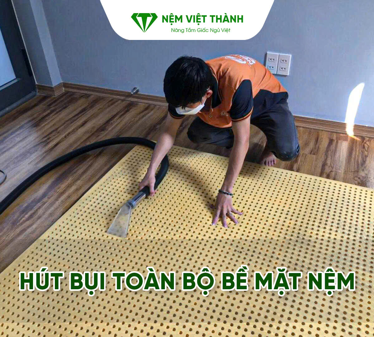 Dùng máy hút bụi hút toàn bộ bề mặt nệm
