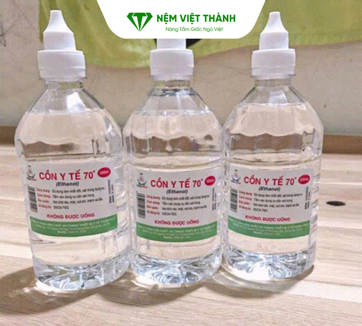 Dùng cồn y tế 70 độ giúp tiêu diệt bào tử nấm mốc và hạn chế sự lây lan trên bề mặt nệm.