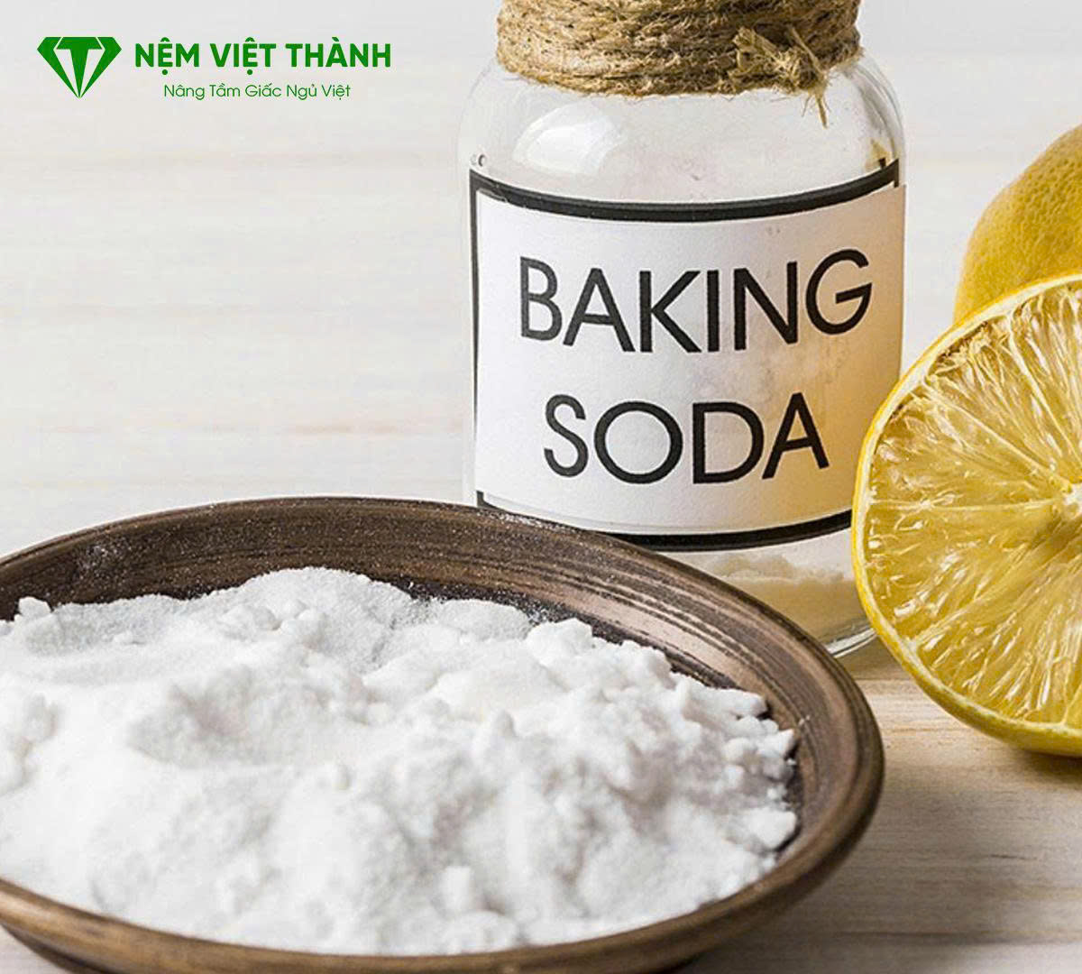 Baking Soda giúp loại bỏ mùi hiệu quả mà không gây hại đến bề mặt của nệm 