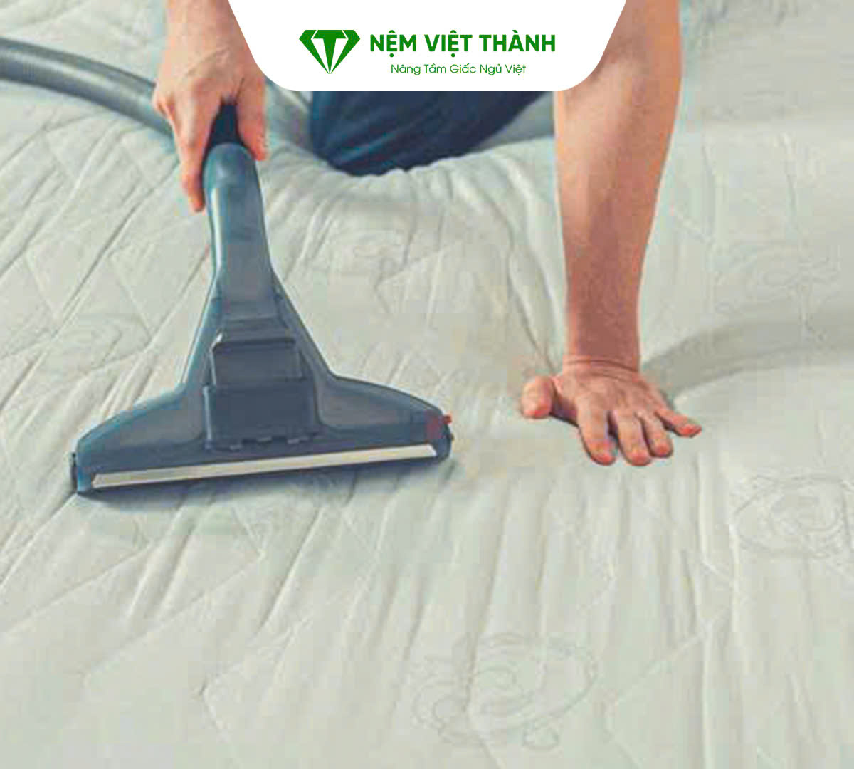 Dùng máy hút bụi để hút toàn bộ mặt nệm