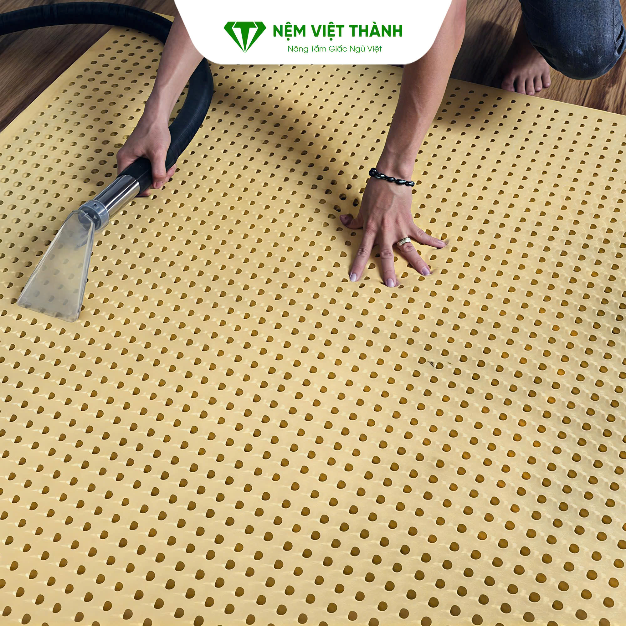 Hút ẩm là cách vệ sinh nệm cao su thiên nhiên phổ biến