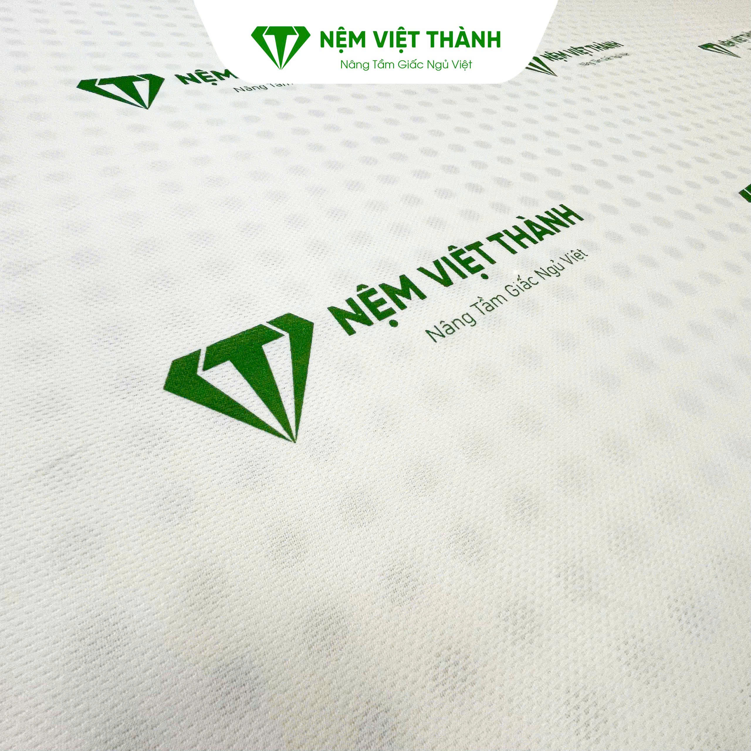 Được sản xuất 100% cao su tự nhiên an toàn cho sức khỏe