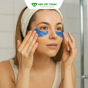 Thường xuyên chăm sóc vùng da quanh mắt để cải thiện tình trạng bị thâm mắt Thường xuyên chăm sóc vùng da quanh mắt để cải thiện tình trạng bị thâm mắt