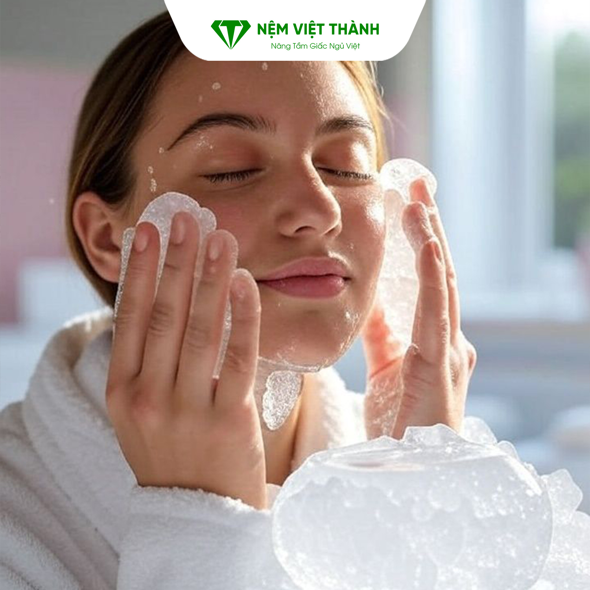 Chườm đá lên mặt trước khi đi ngủ là cách làm sạch da hiệu quả