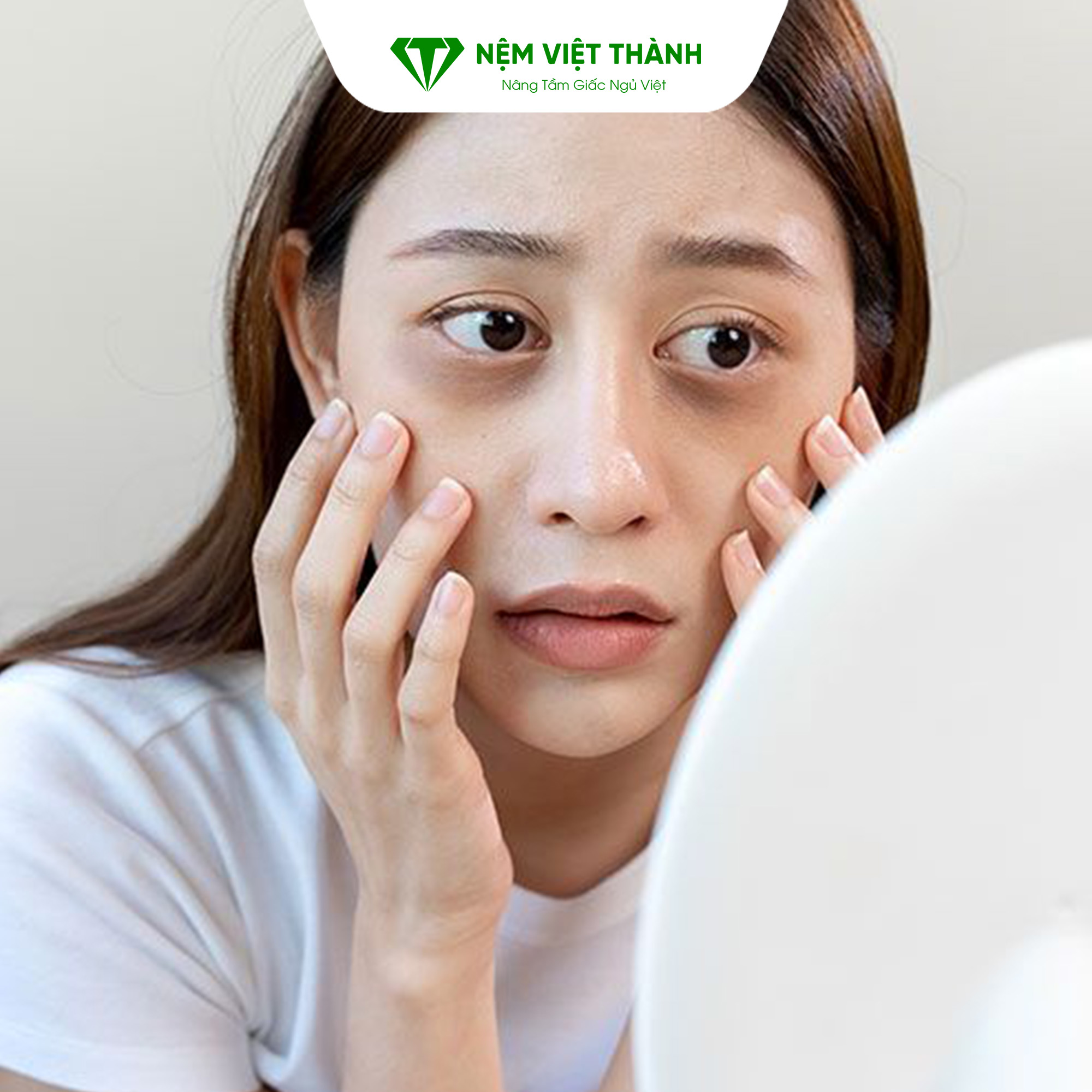 Lăn đá lên mặt vùng mắt giúp giảm sưng và quầng thâm hiệu quả