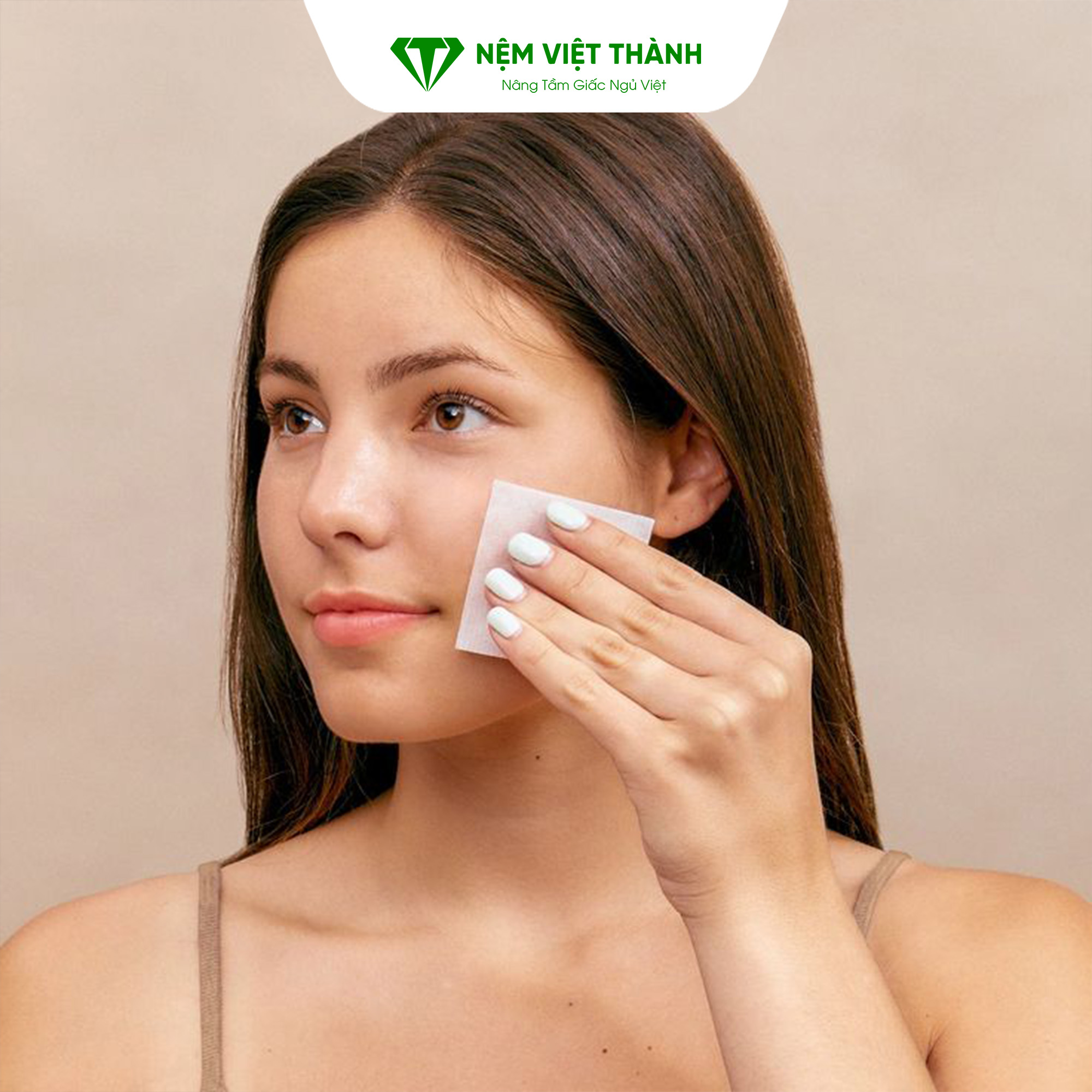 Chườm đá lên mặt trước khi đi ngủ giúp kiểm soát dầu thừa hiệu quả