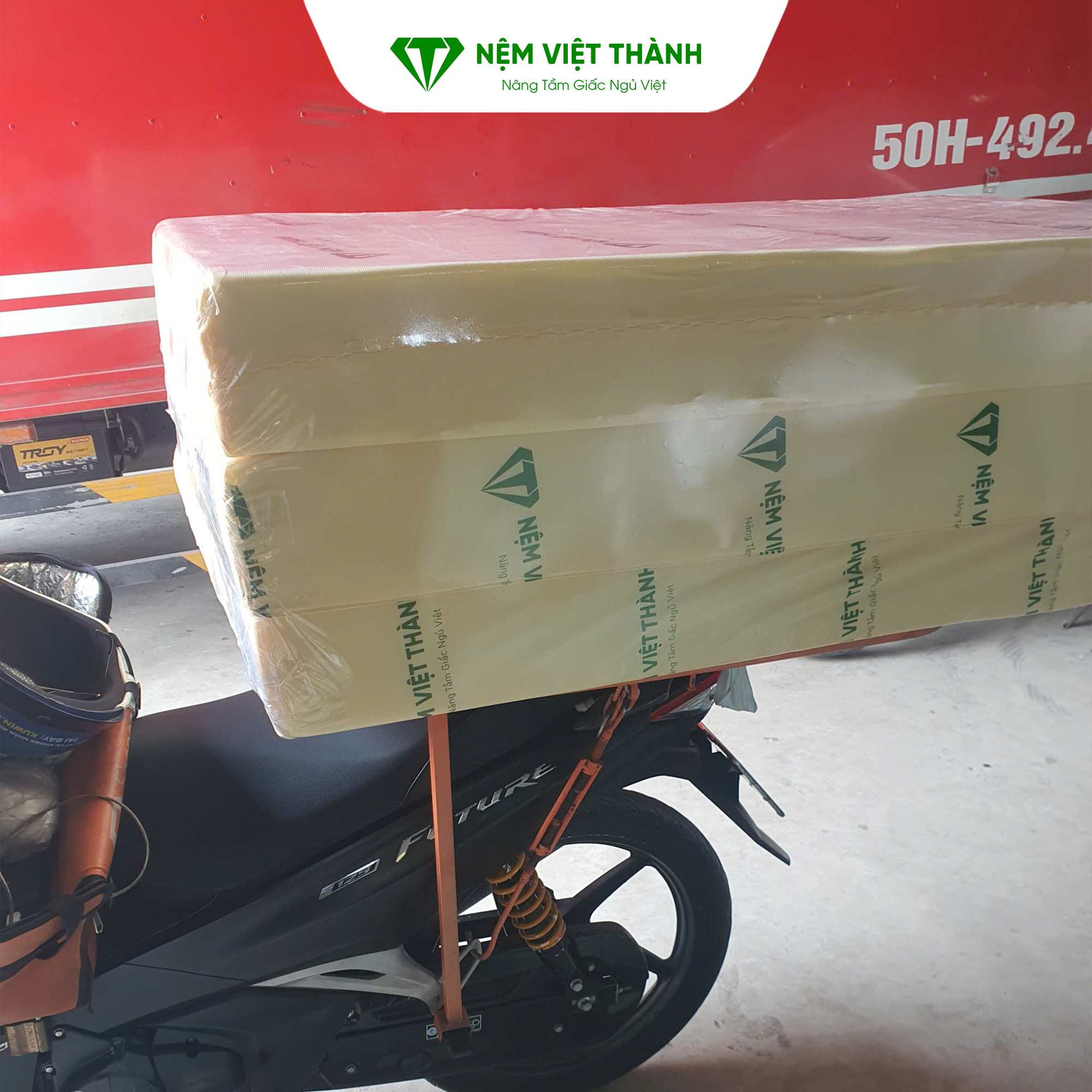 Xếp nệm gấp gọn gàng hỗ trợ vận chuyển nệm đúng cách