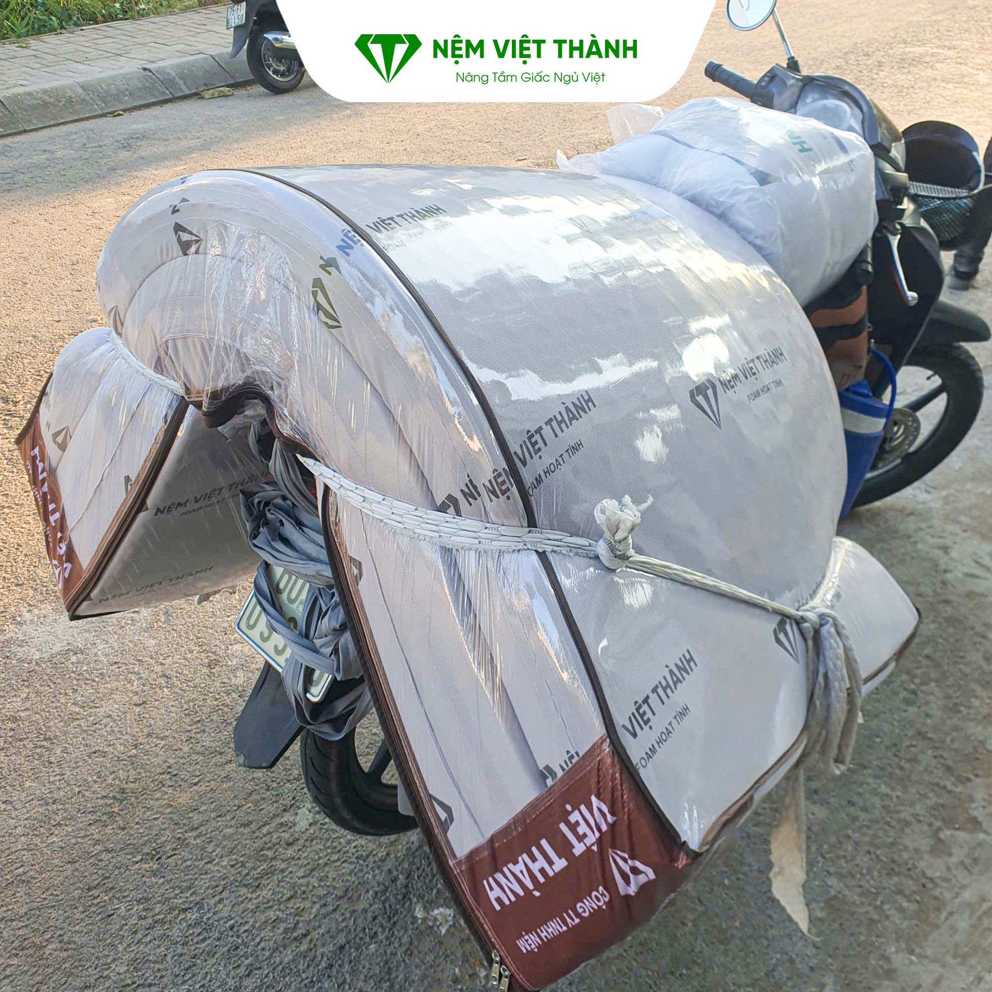 Hình ảnh buộc nệm chắc chắn trên xe máy khi vận chuyển