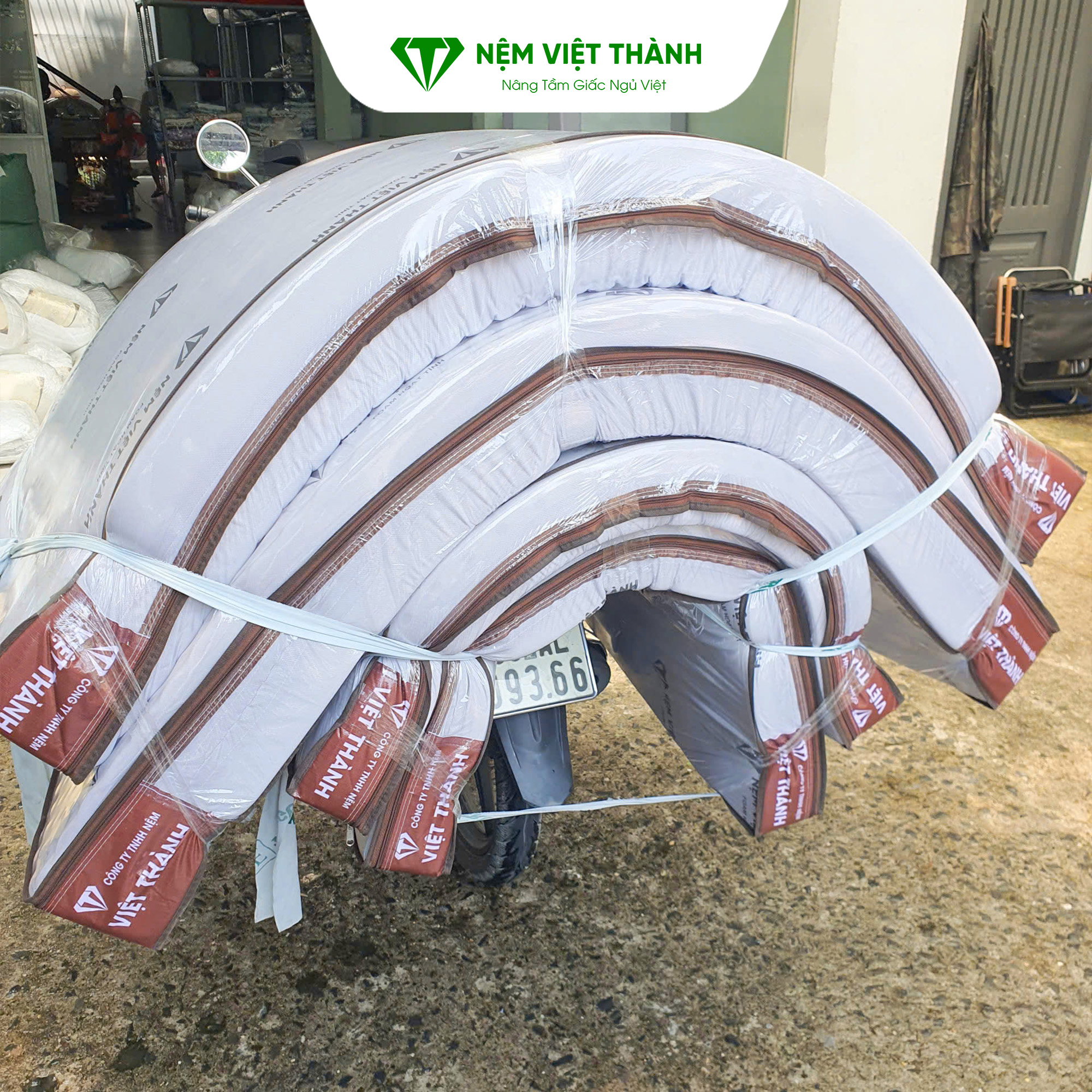 Cố định nệm trên xe bằng dây chằng vận chuyển