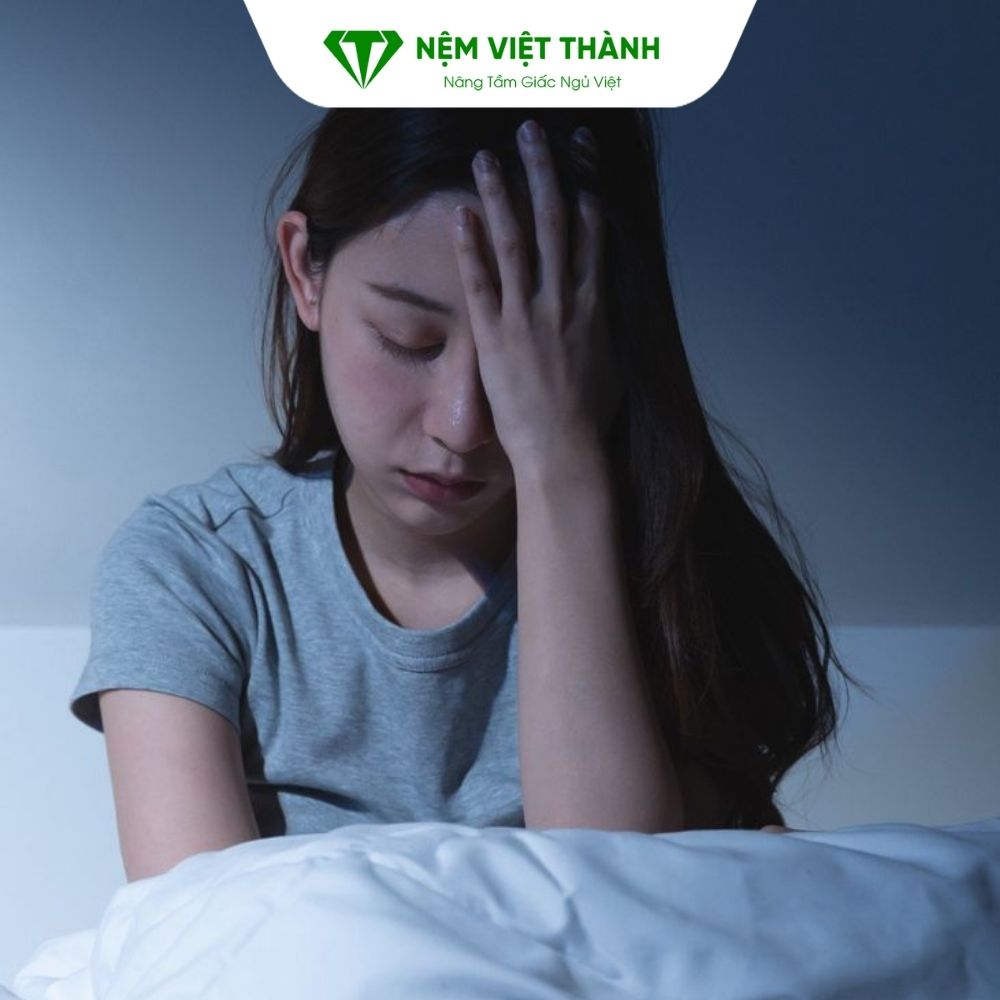 Rối loạn giấc ngủ và áp lực tinh thần làm tăng nguy cơ đắng miệng buổi sáng