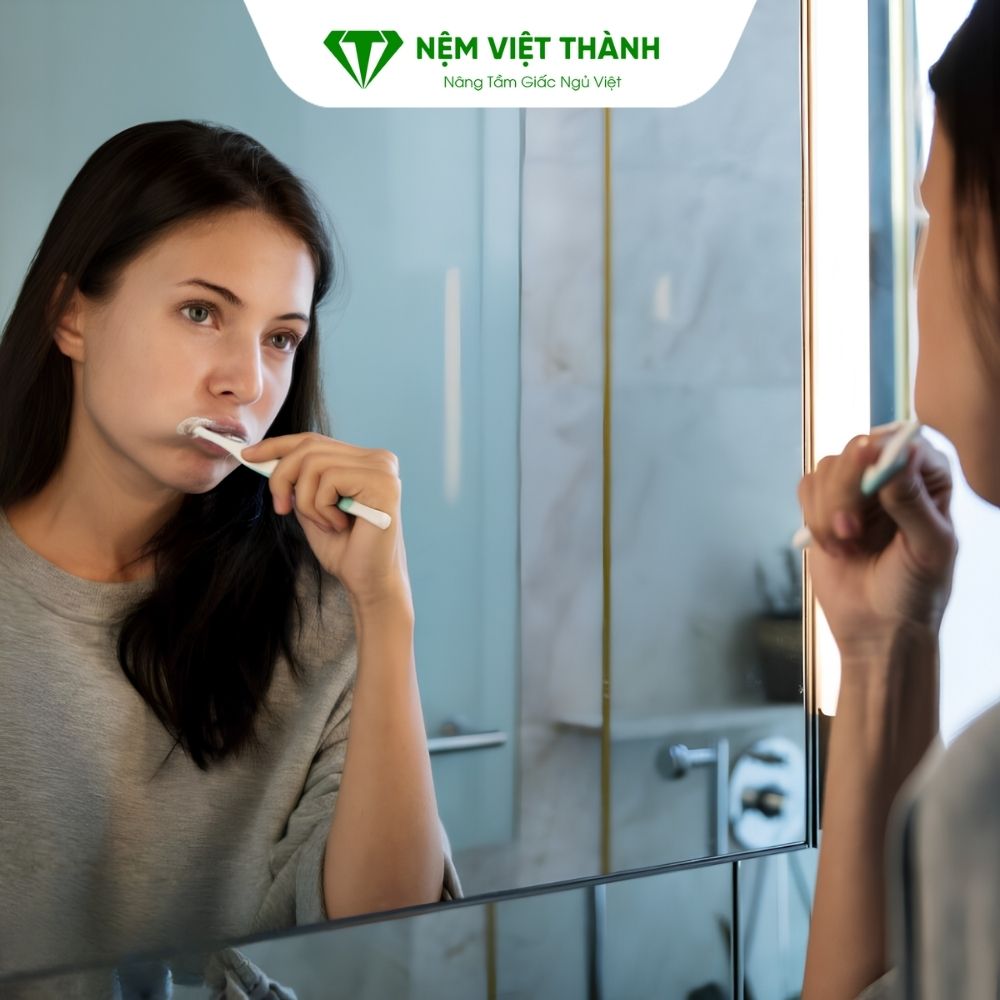 Vệ sinh răng miệng sạch sẽ trước khi ngủ giúp giảm vi khuẩn trong khoang miệng