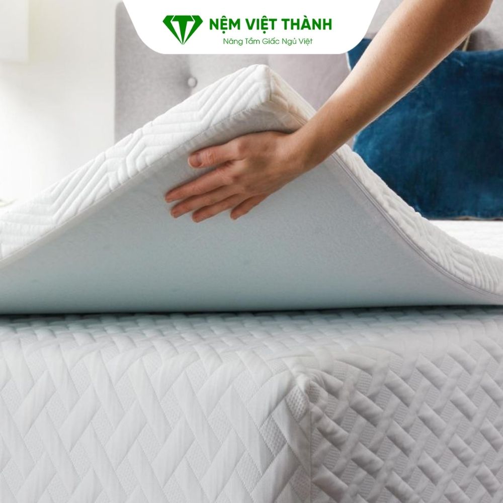 Phơi và kiểm tra đệm bông ép để tránh ẩm mốc trở lại