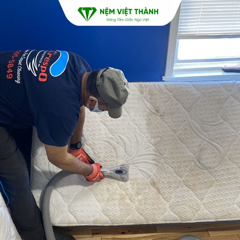 Để vệ sinh ruột đệm bông ép trước tiên phải hút bụi toàn bộ bề mặt