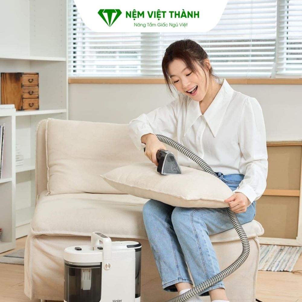 Dùng máy hút bụi để xử lý vết bẩn trên bề mặt gối