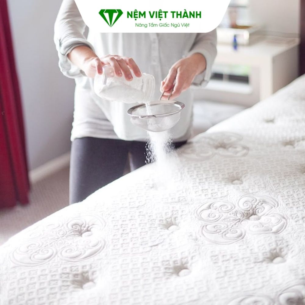 Rắc baking soda lên nệm để giảm mùi khi lo lắng nệm foam có mùi không