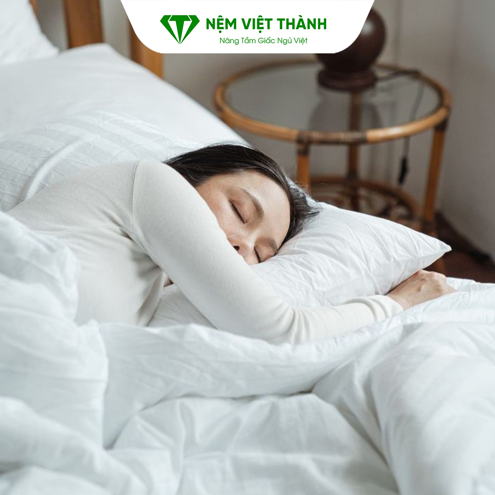 Nên ngủ có gối hay không gối? 