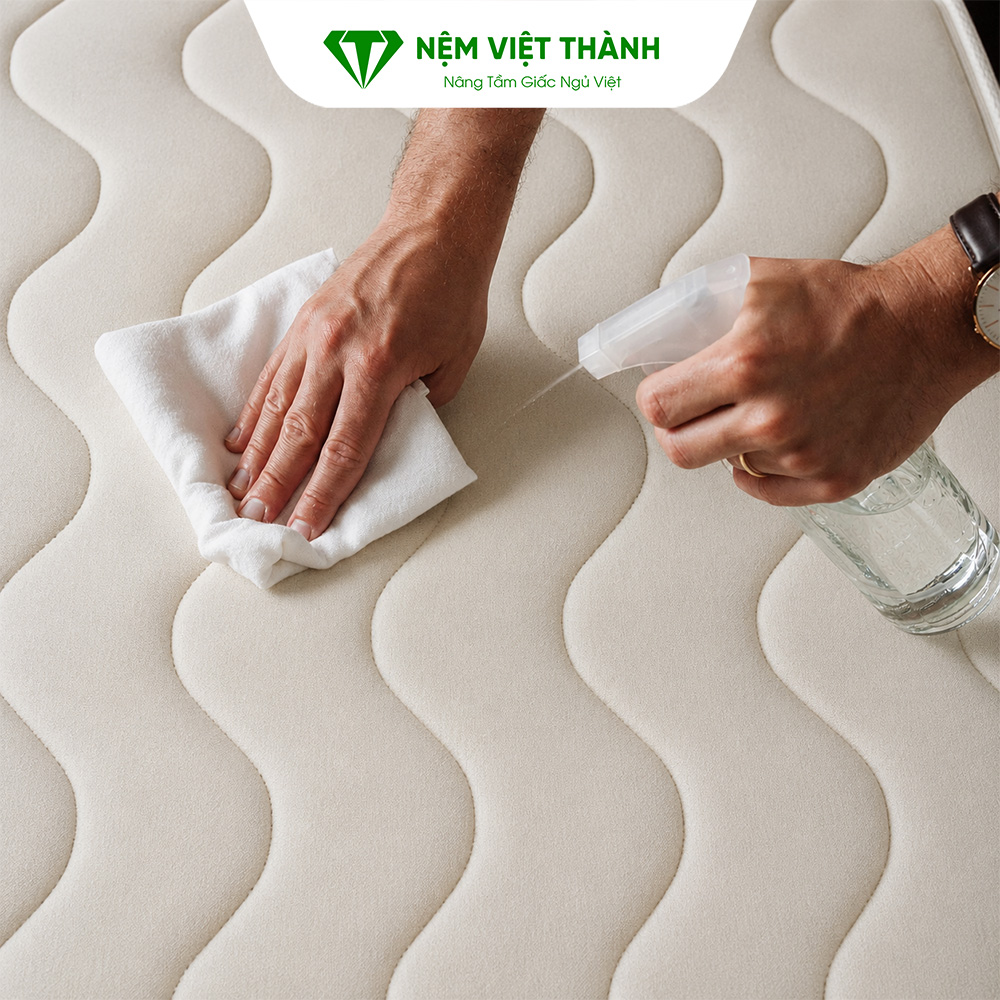 Sử dụng tinh dầu để khử mùi nệm bông ép là biện pháp hiệu quả Sử dụng tinh dầu để khử mùi nệm bông ép là biện pháp hiệu quả