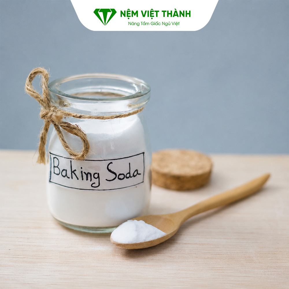 Cách tẩy vết ố vàng trên nệm bằng baking soda là phương pháp phổ biến