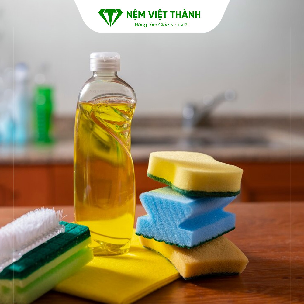 Sử dụng nước rửa chén và nước ấm để xử lý vết ố vàng