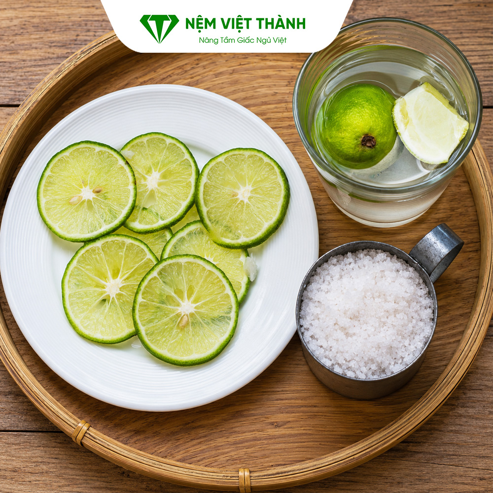 Tẩy vết ố vàng trên nệm bằng chanh và muối
