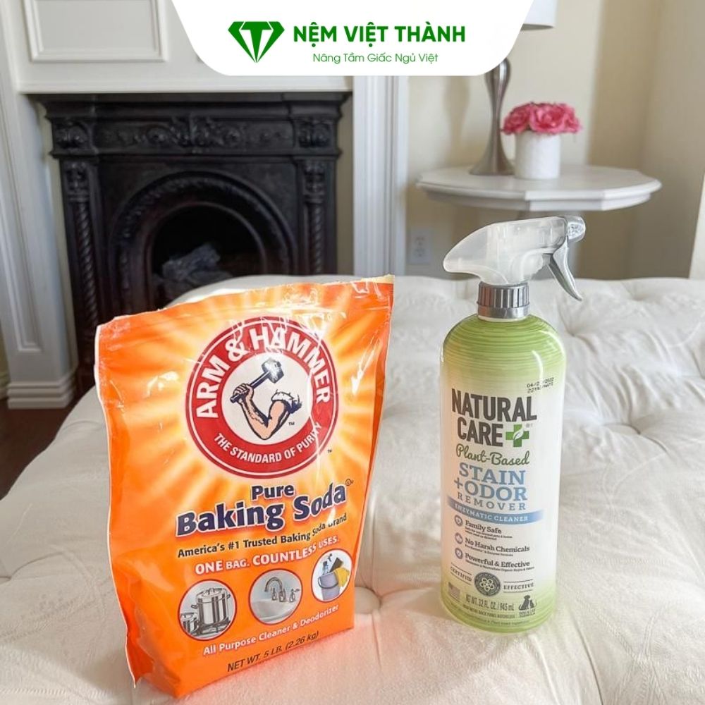 Sau khi xử lý bề mặt nệm xong thì rắc baking soda lên nệm Sau khi xử lý bề mặt nệm xong thì rắc baking soda lên nệm