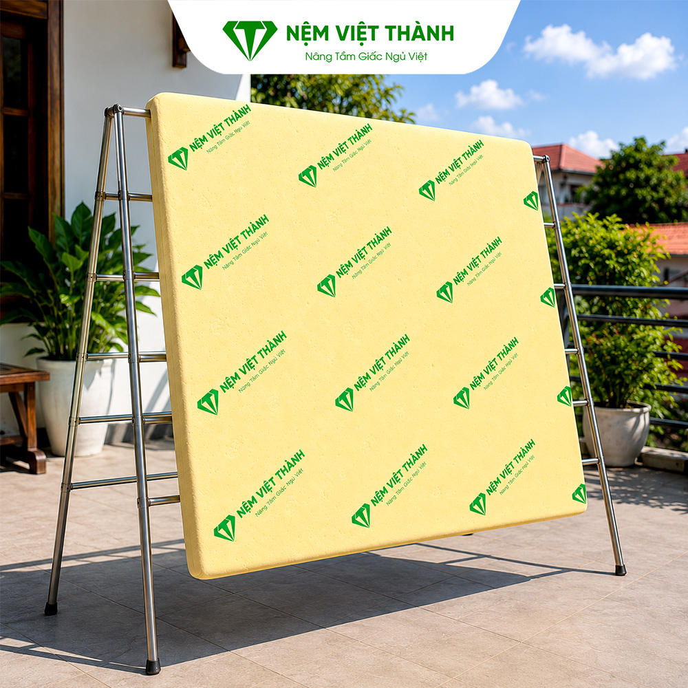 Nên đem nệm cao su non đi phơi khô sau khi vệ sinh xong Nên đem nệm cao su non đi phơi khô sau khi vệ sinh xong