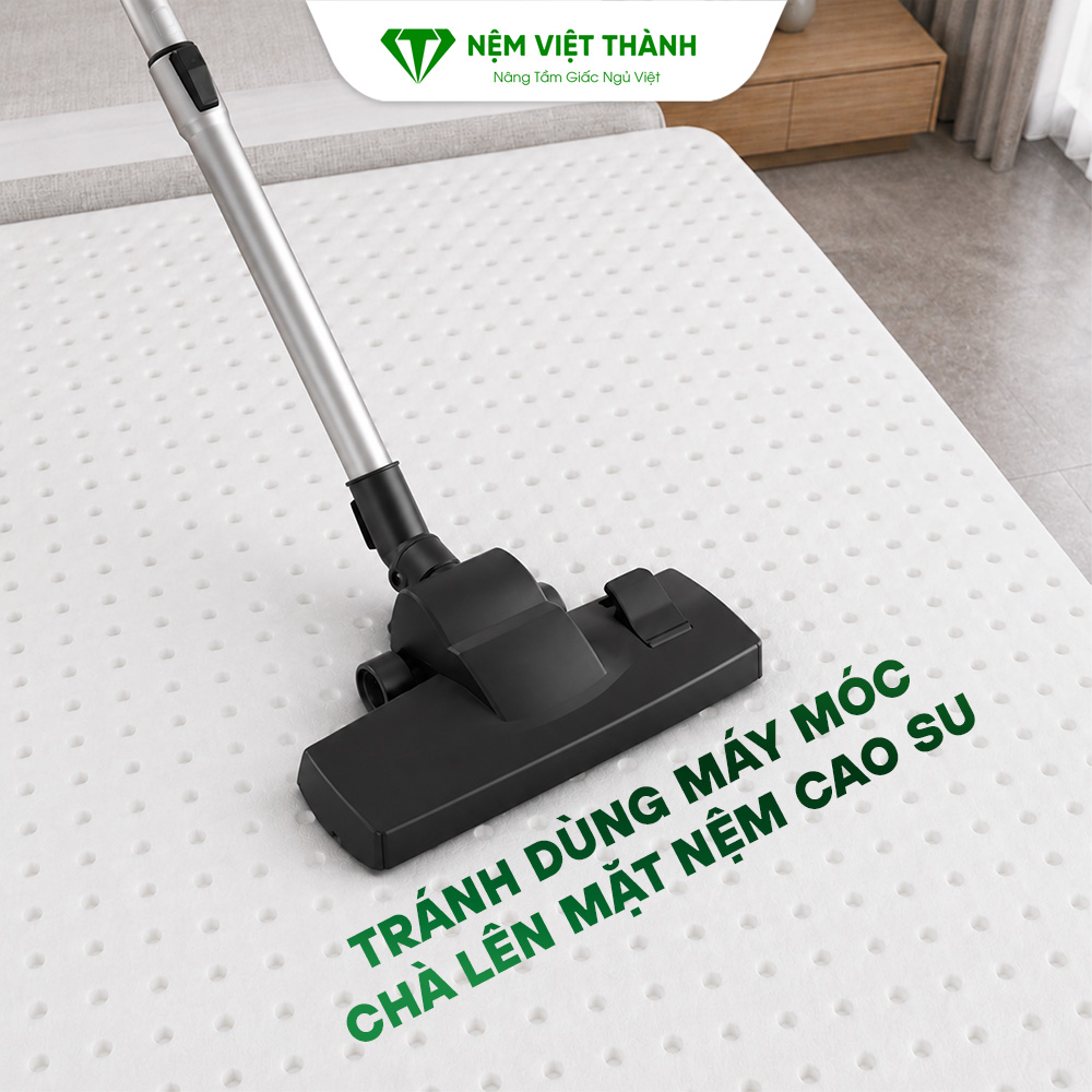 Tránh dùng máy móc chà mạnh lên bề mặt nệm Tránh dùng máy móc chà mạnh lên bề mặt nệm