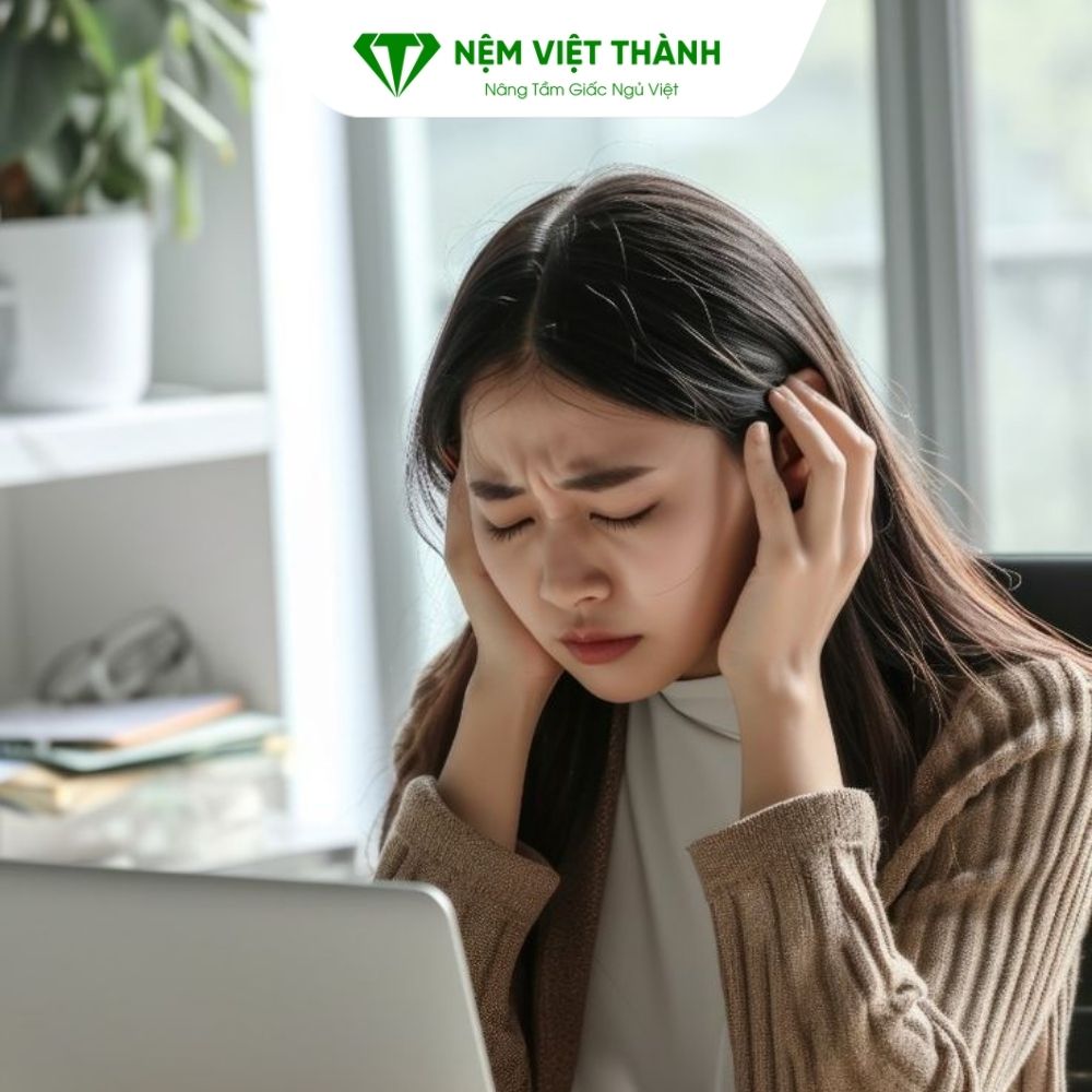 Tác hại của việc thức khuya gây đau đầu và suy giảm trí nhớ