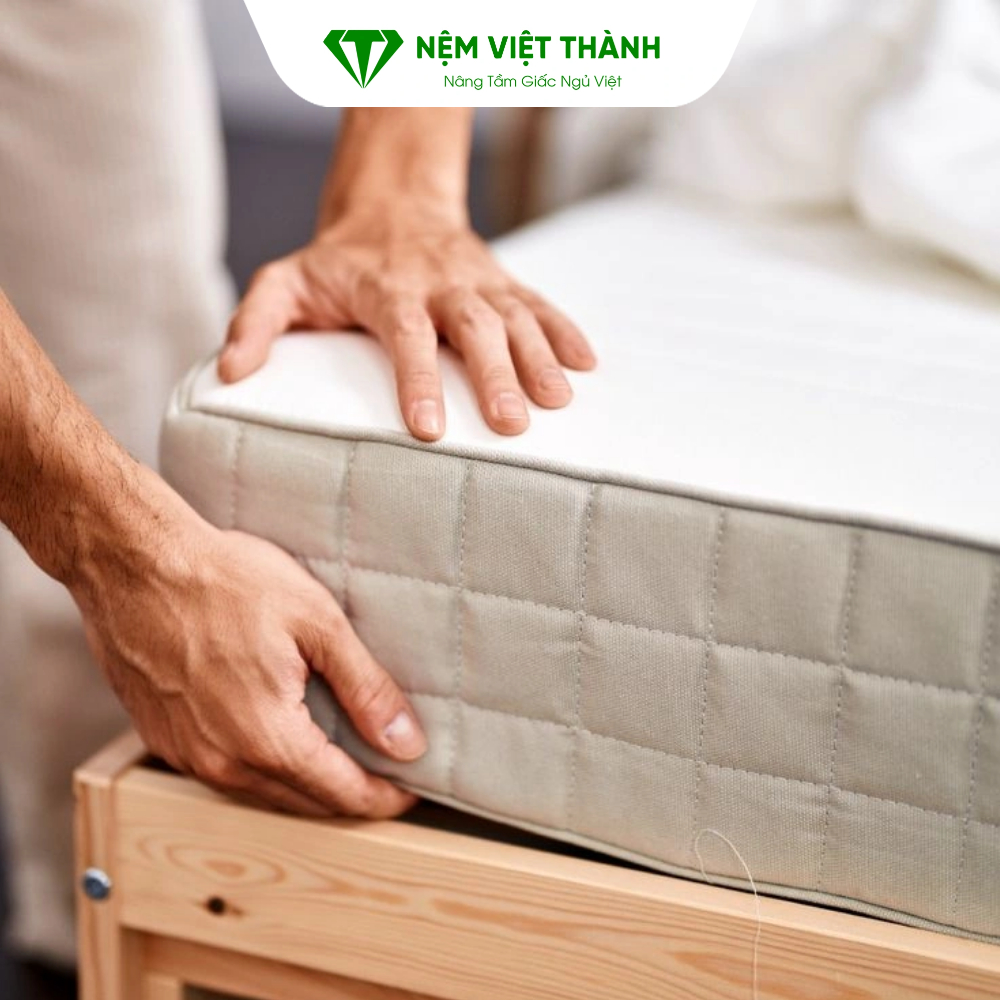 Đặt nệm trên bề mặt không phù hợp khiến nệm bị chảy xệ Đặt nệm trên bề mặt không phù hợp khiến nệm bị chảy xệ