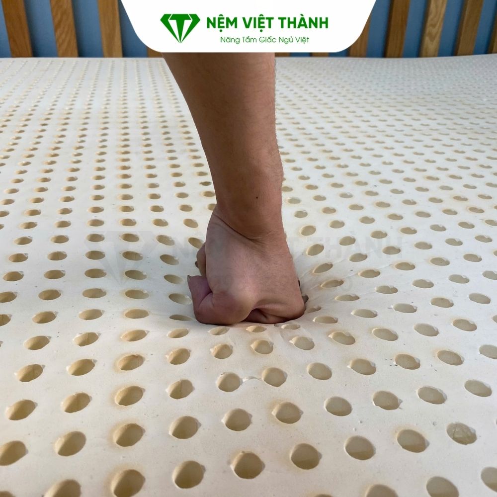 Nệm cao su thiên nhiên có tốt hơn nệm cao su nhân tạo không?