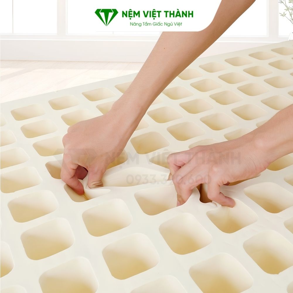 Kiểm tra chất lượng mẫu nệm cao su thiên nhiên sau khi sản xuất xong Kiểm tra chất lượng mẫu nệm cao su thiên nhiên sau khi sản xuất xong