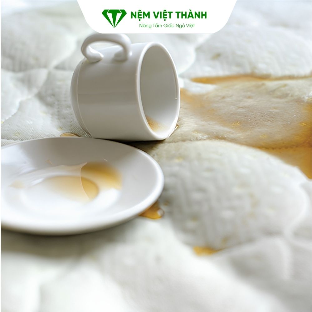 Tuyệt đối không nên ăn uống ở trên bề mặt nệm Tuyệt đối không nên ăn uống ở trên bề mặt nệm
