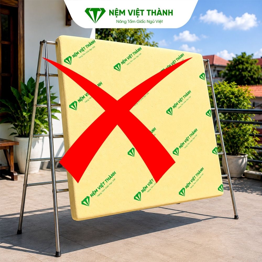 Tránh phơi nệm dưới ánh nắng trực tiếp của mặt trời sẽ làm nệm nhanh xuống cấp hơn Tránh phơi nệm dưới ánh nắng trực tiếp của mặt trời sẽ làm nệm nhanh xuống cấp hơn