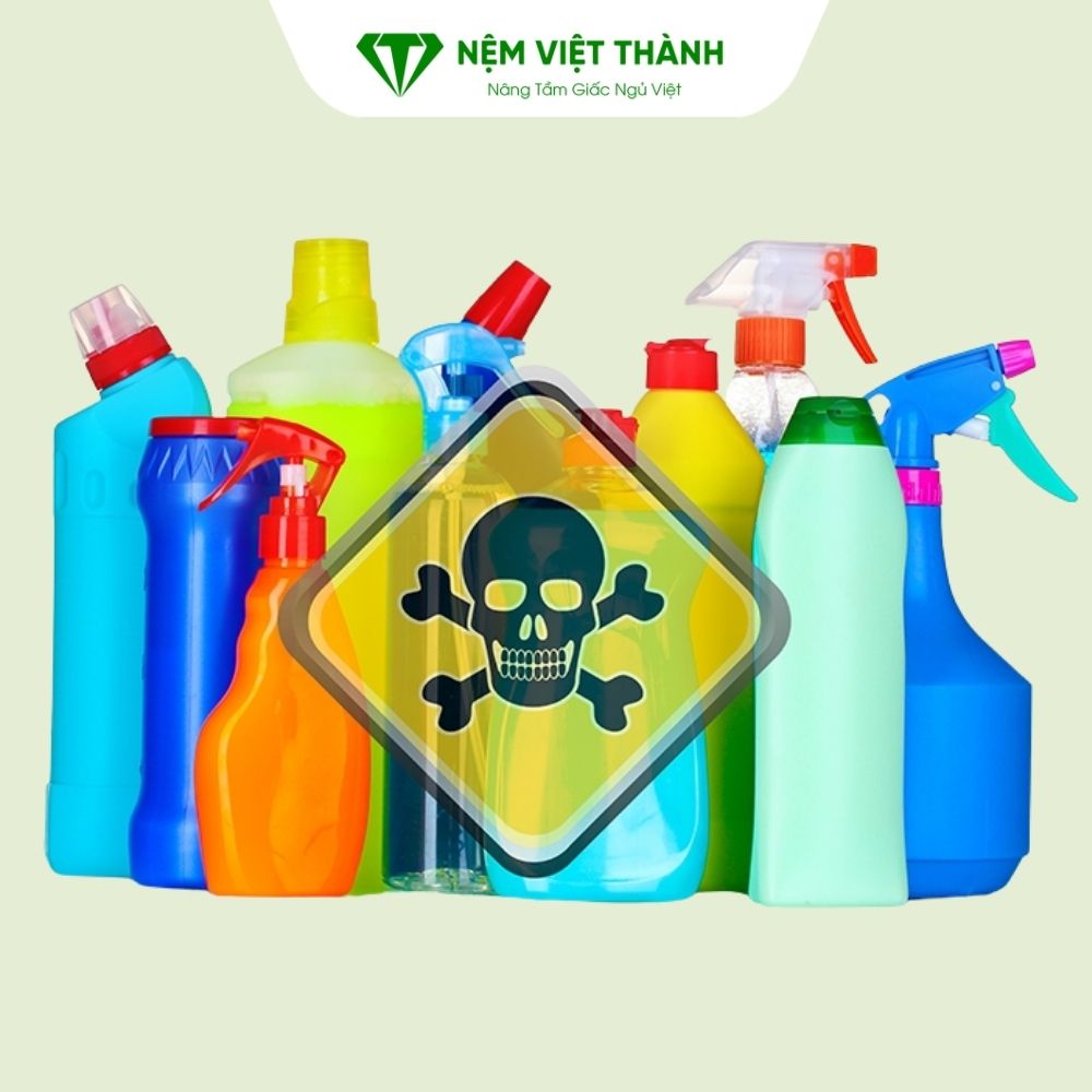 Không nên sử dụng chất tẩy rửa mạnh khi vệ sinh nệm Không nên sử dụng chất tẩy rửa mạnh khi vệ sinh nệm