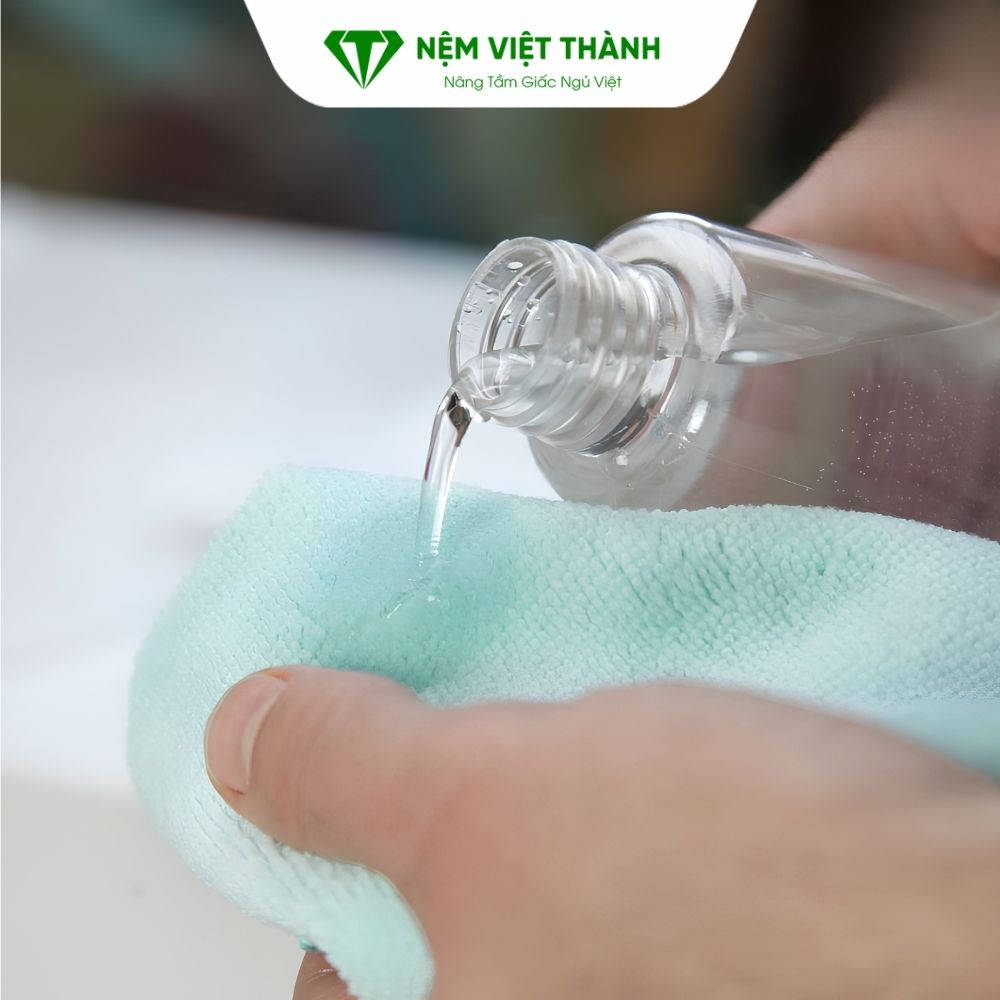 Cách loại bỏ vi khuẩn trên nệm bằng giấm trắng pha loãng